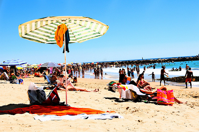 plage avec du linge de plage et du monde