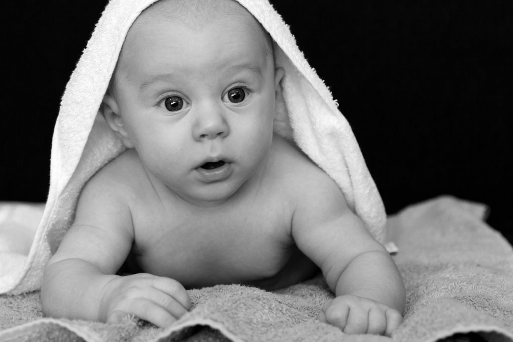 bébé sous une serviette