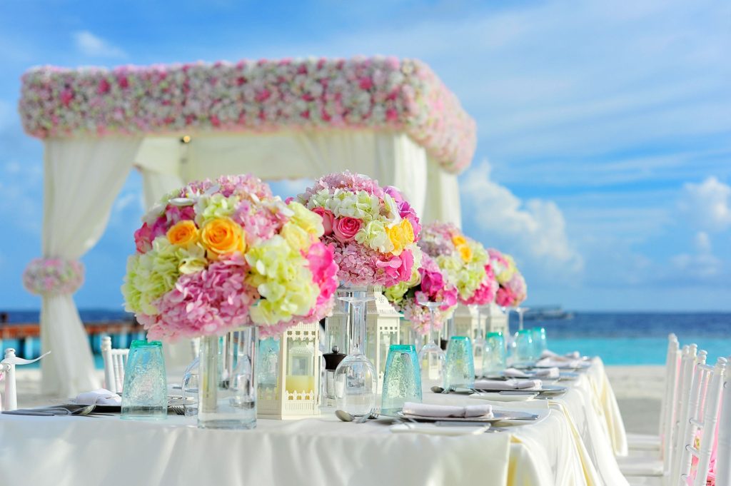 table de mariage au bord de la plage