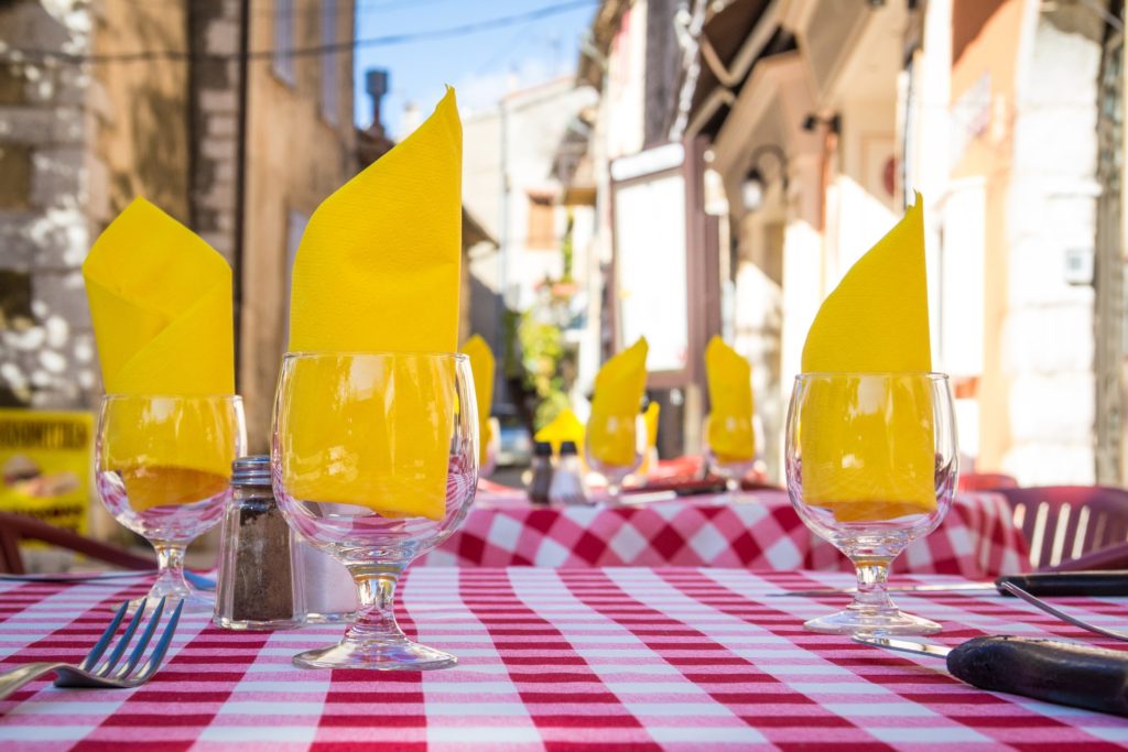 verres sur une nappe de table