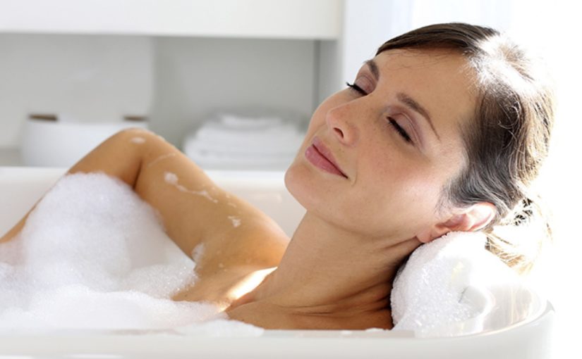 femme dans un bain