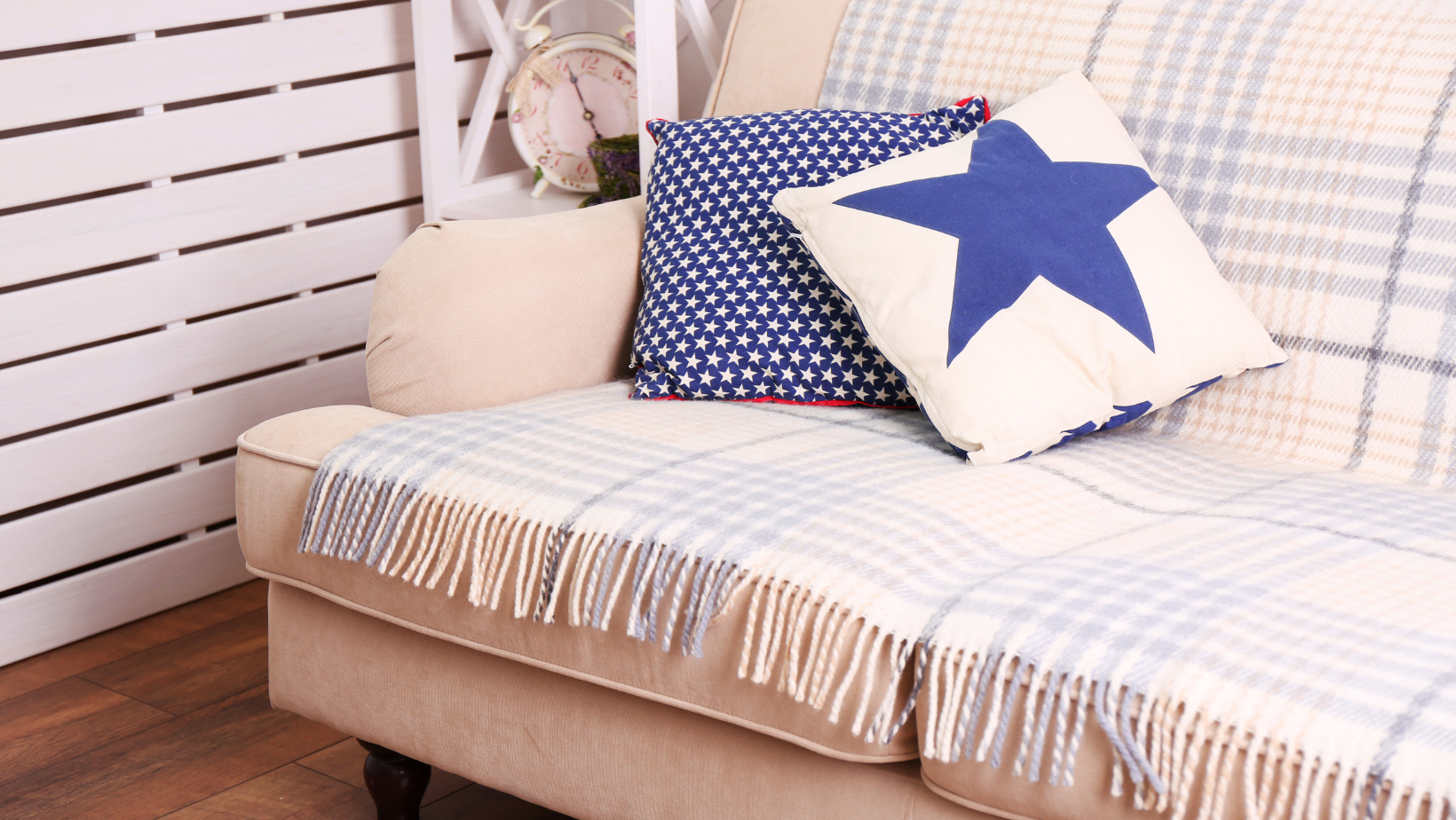 Plaid sur canapé : accorder style et confort - La Compagnie du Blanc